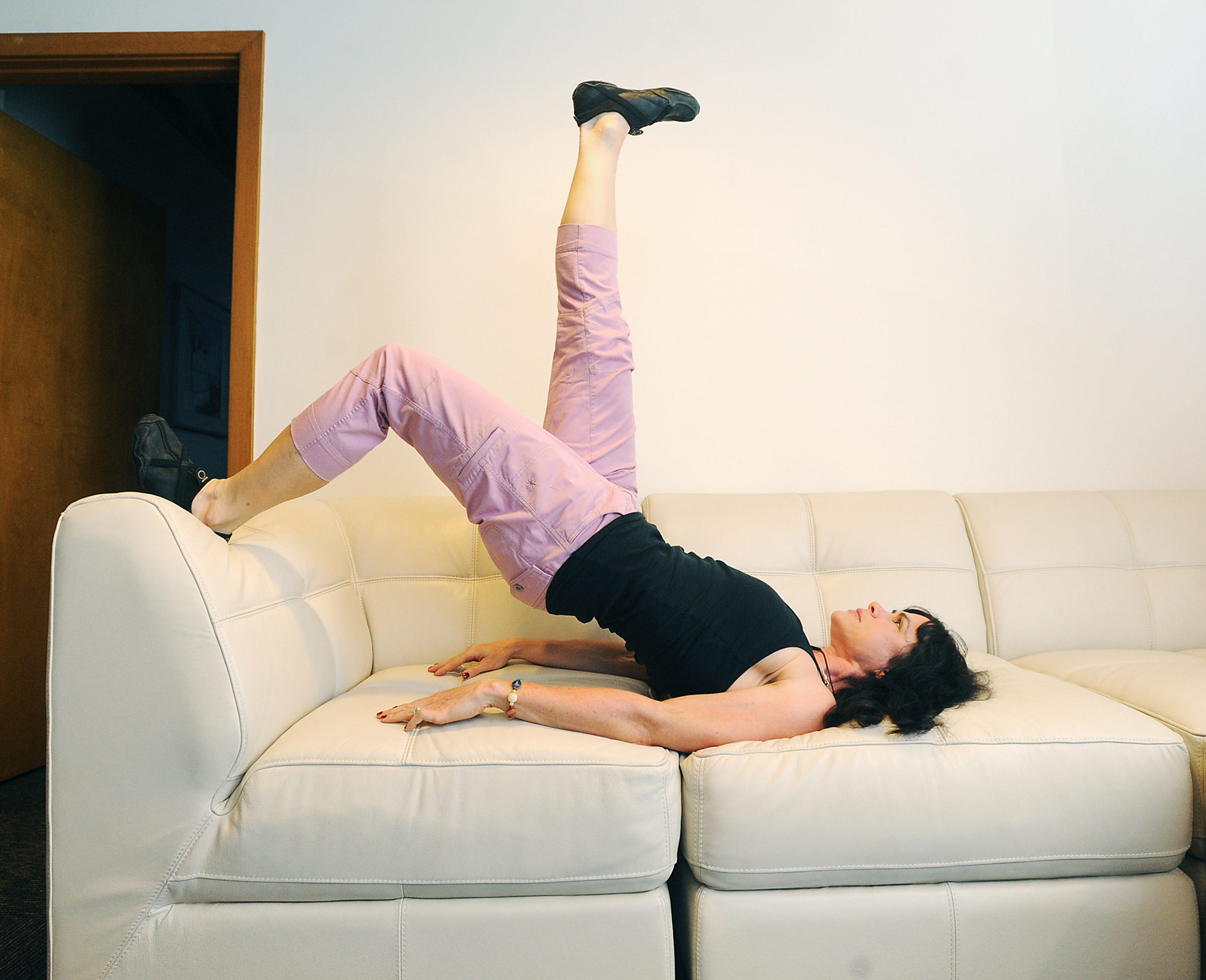 Упражнения лежа на диване