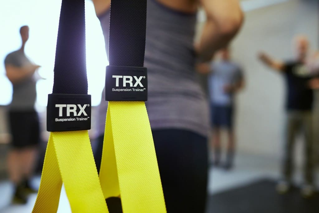 Петли TRX на фоне девушки